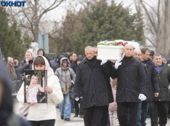 «Спи спокойно, наша красавица»: раздавленную BMW многодетную маму, за судьбой которой следили по ТВ и камышане, похоронили в белом гробу в Волгограде