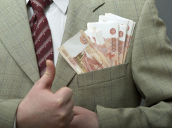 Директор спортшколы пристрастился брать с коммерсанта деньги якобы на взятки чиновникам