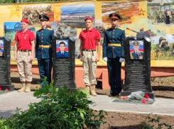 В Камышине залпы оружейного салюта прозвучали в день открытия памятных плит в честь трех Героев России, чьи имена навсегда связаны с нашим городом