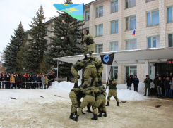 Камышинские десантники отправились в политехнический колледж с акцией «Служба по контракту - твой выбор»