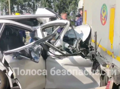 В жутком ДТП с тремя погибшими волгоградцами чудом выжила четырехлетняя девочка  