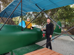Не успели в Камышине установить еще один «арт-самолет», как горожане тут же превратили его в фотозону