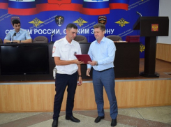 Инспекторы дорожно-патрульной службы получили грамоты главы Камышина за «погони и засады» во имя порядка в городе