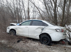 «Лада Калина» на свободной дороге «выдавила» с трассы «Ладу Веста»: женщина-водитель попала к хирургам 
