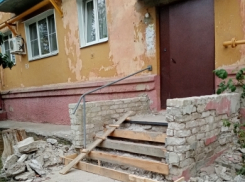В Камышине управляющая компания предложила жильцам «перелетать» преграды