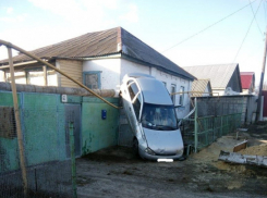 Автомобиль «супергонщика» сняли с газовой трубы, на которую водитель умудрился «подвесить» машину