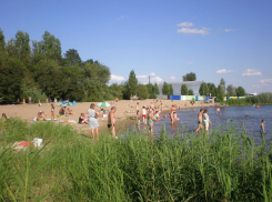 Самое популярное место отдыха камышан: пляж Гремячий в нескольких шагах от культуры