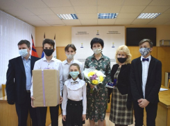 В Камышине наградили почетным губернаторским знаком многодетных мам Наталью Яковлеву и Оксану Тюняеву