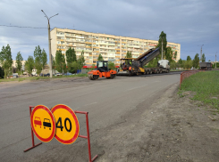 В Камышине подрядчик, несмотря на выходные, начал укладывать асфальтовый слой на улице Базарова