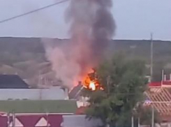 В Камышине с утра 7 июня пожарные прибыли для тушения огня в 5-м микрорайоне