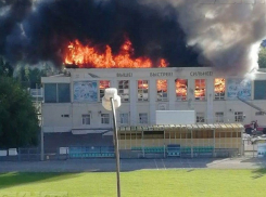 В Волжском произошел крупный пожар на легендарном стадионе