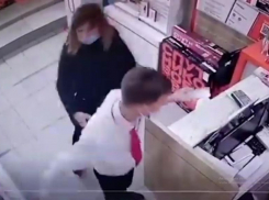 «Милая дама» вошла в салон сотовой связи и оглушила молодого мужчину-продавца электрошокером (ВИДЕО)