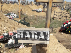В Камышине «кандидатов в покойники просят поторопиться»: горожане  показали разрытый про запас квартал муниципального кладбища, где нельзя пройти к захоронениям