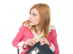 В Камышине на улице Рижской росгвардейцы задержали молодую воровку, разыскиваемую за кражу денег из кассы магазина