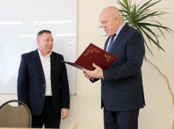 За что в Камышине Владимир Пономарев пришел награждать Александра Хаценко