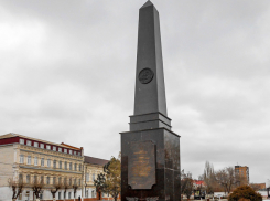 На площади Павших борцов в Камышине поднялась стела «Рубеж Сталинградской доблести»