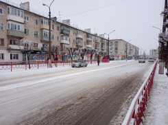 Камышане с утра выкладывают в соцсетях фото дорог города в снежной «каше» и спрашивают, не пора ли расчистить хотя бы центральные улицы