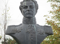 В Камышине покрыт птичьим пометом и паутиной бюст великого земляка на аллее у музея