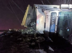 В Волгоградской области под Михайловкой образовалась ночная «куча-мала» из опрокинувшейся фуры и еще двух машин