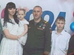 «Семьей года» назвали на конкурсе пару из Камышинского района - Максима и Валентину Андреевых и их детей