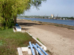 В парке Победы в Камышине надо хотя бы починить проломленные скамейки перед Первомаем, - камышанка