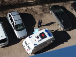 В Камышине в соцсетях взволнованно обсуждают появление у машин «скорой помощи» медиков в специфическом защитном облачении