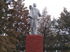 В Камышине полиция ищет «удальцов», оставивших одноруким памятник Ильичу в четвертом микрорайоне