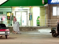 Камышан рассмешила и опечалила компания подростков, разгуливающих по улицам города под матрасом