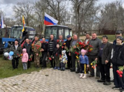 В Камышинском районе устроили пробег тракторов по случаю Первомая: жители встречали трактористов цветами (ВИДЕО)