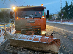 Администрация Камышина доложила горожанам, что на расчистку дорог от снега уже выдвинулась техника