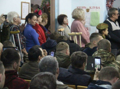 В камышинском колледже будущие кулинары напекли пирогов раненым и принесли в военный госпиталь - к концерту