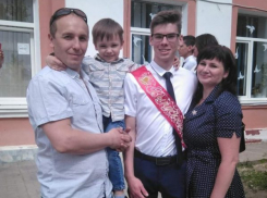 Главные мужчины Татьяны Русиновой из Камышинского района с утра наперебой поздравили ее с Днем матери 
