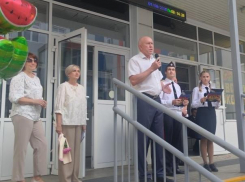 На сайте Камышинской городской думы в связи с 1 сентября спикера Пономарева показали крупным планом, других депутатов вскользь упомянули