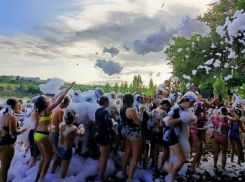 В Камышине на пляже Гремячий парни и девушки «зажгли» на пенной вечеринке