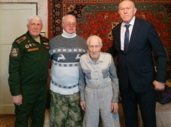 Спикер Камышинской городской думы Владимир Пономарев приехал к 102-летнему ветерану- «сталинградцу» Павлу Андрееву: поздравлять и фотографироваться