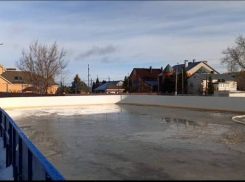 Катки начали заливать в селах Камышинского района