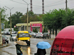 Камышане возмущаются, что в дождь маршрутки в городе стали ходить гораздо хуже, люди мокнут по полчаса