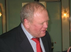 Глава Камышинского района Владимир Ерофеев решил использовать для уборки трассы «подручный материал» - учителей