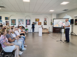 Председатель Камышинской городской думы Владимир Пономарев произнес спич на тему живописи