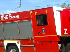 Минувшей ночью в Камышинском районе сгорел деревянный дом, огонь тушили до утра