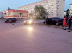 Камышане выложили в соцсетях фотокадры аварии, случившейся напротив ЦГБ: «Да как они на ровном месте бьются?!»
