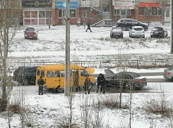 В снежное утро 24 ноября в аварию на улице Базарова в Камышине попала «Газель»