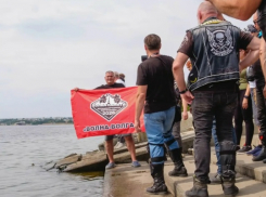В Камышине байкеры погрузили в воды Волги флаг - символ «Волны памяти»: что значит эта акция?