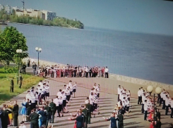 В Камышине в программе празднования 9 Мая молодые пары станцевали вальс на набережной (ВИДЕО)