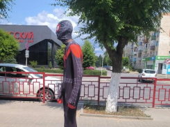 В Камышине в соцсетях показали странного персонажа, гуляющего по улице Ленина