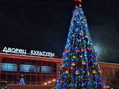 Любоваться на елку издали: в Камышине под запретом новогодние утренники, хороводы и маскарады