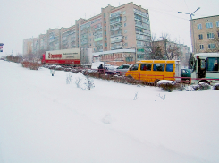 Застрявшая из-за снега фура на улице Некрасова в Камышине застопорила движение транспорта на всем подъеме