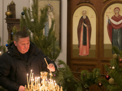 Губернатор поставил свечи в Рождественскую ночь, главы Камышина и Камышинского района в храмах замечены не были