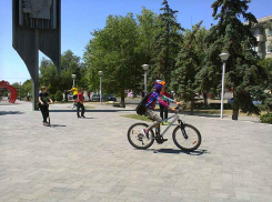 Не дождавшись от властей Камышина к лету обещанных велосипедных и скейт-дорожек, пацаны облюбовали площадку у памятной стелы для катания