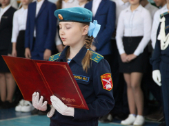 Юные маргеловцы из камышинской школы №17 с гордостью надели голубые береты